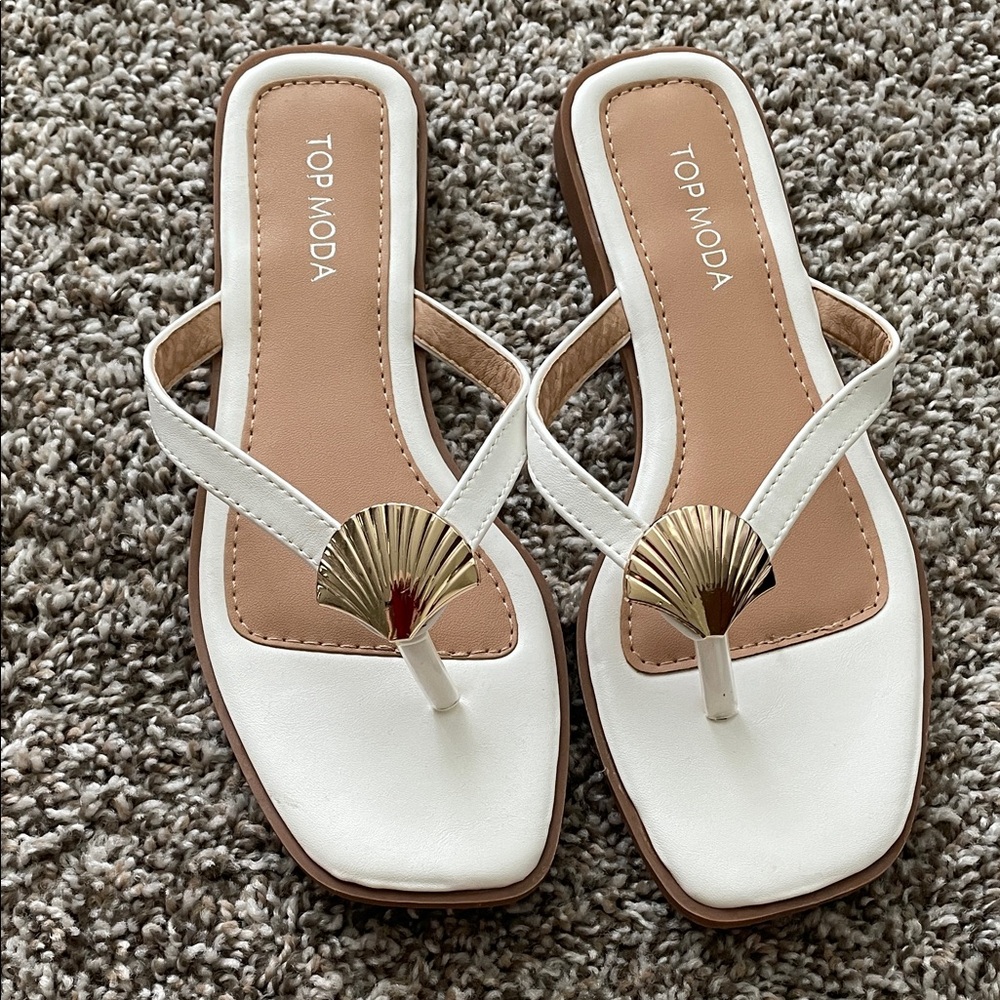 TOP Moda White Sandals with Gold Shell Detail